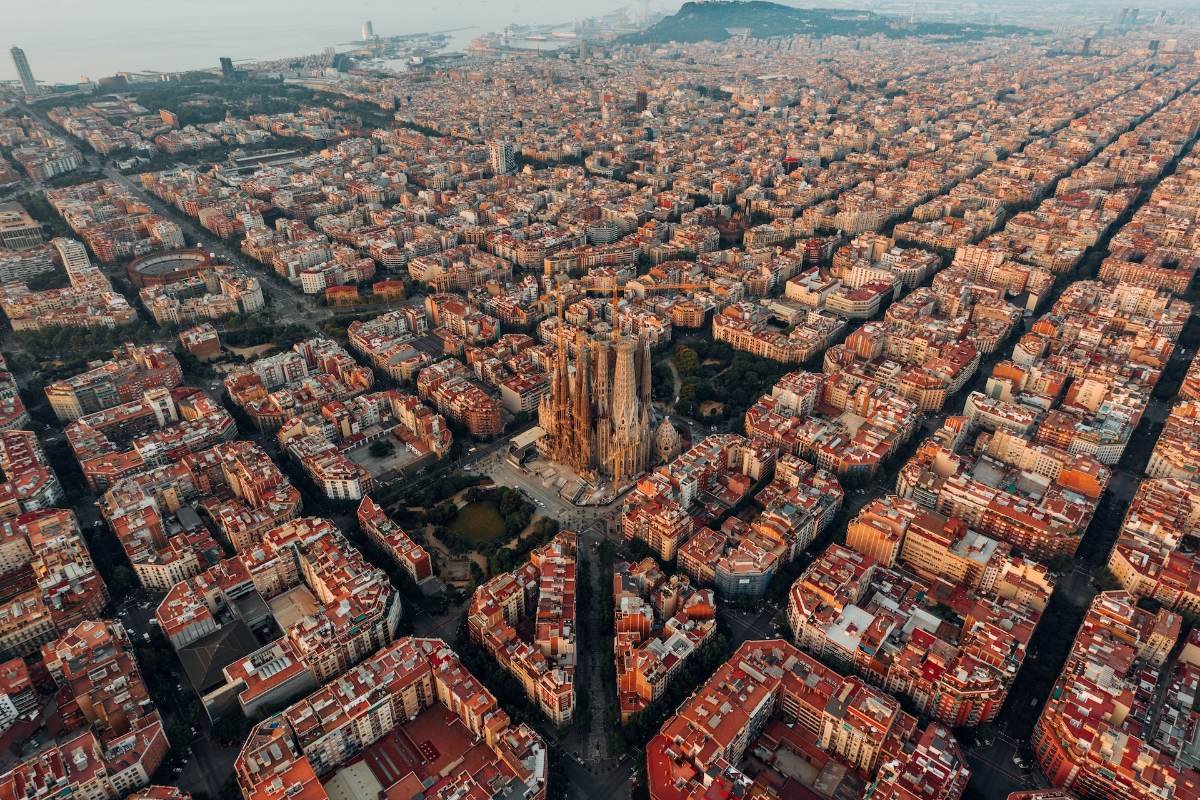 Betoverend Barcelona, de leukste wijken om te ontdekken, de kathedraal, stadsstrand en de vele tapas bars. Duik in het bruisende nachtleven.