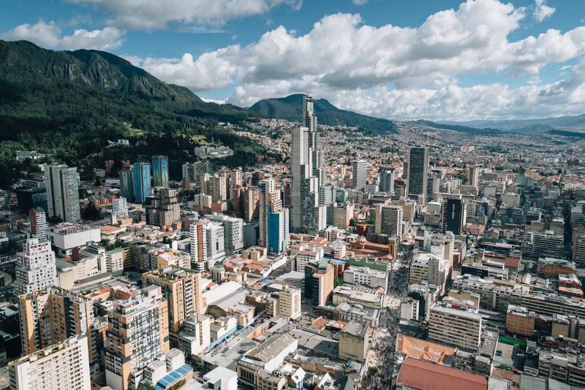 Bogota, Colombia, prachtig gelegen tussen de bergen, een stad met moderne winkelcentra en kleurrijke wijken.