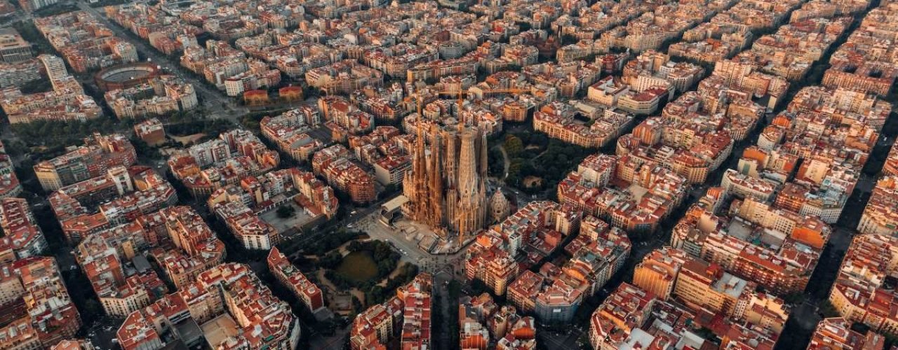 Betoverend Barcelona, de leukste wijken om te ontdekken, de kathedraal, stadsstrand en de vele tapas bars. Duik in het bruisende nachtleven.