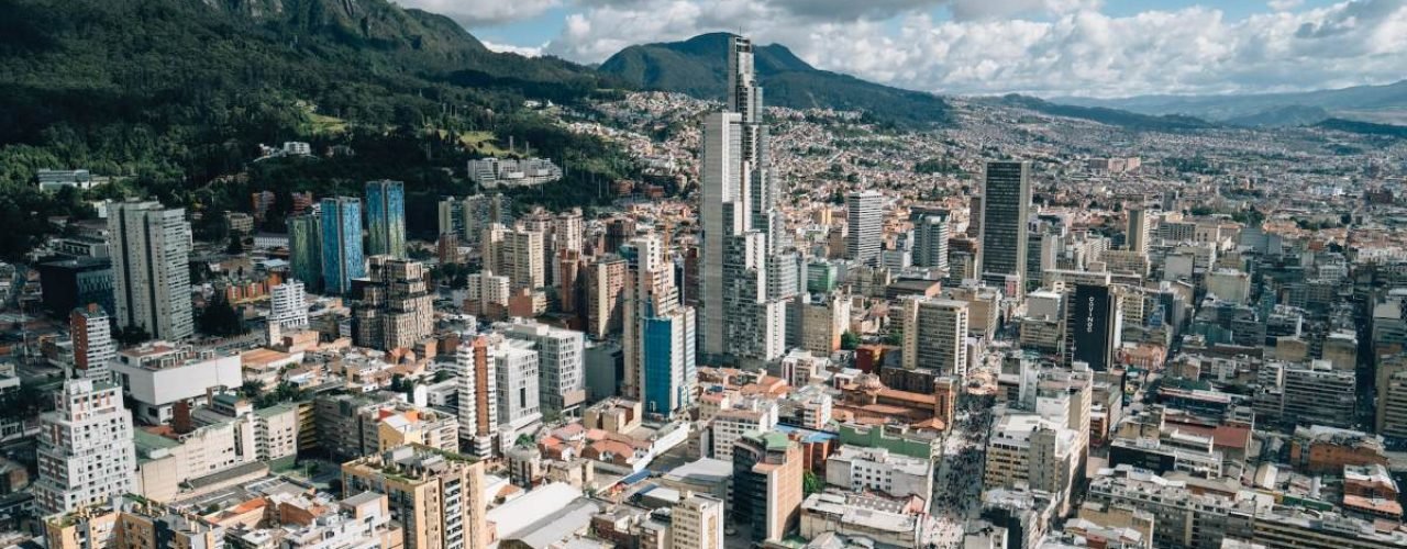 Bogota, Colombia, prachtig gelegen tussen de bergen, een stad met moderne winkelcentra en kleurrijke wijken.